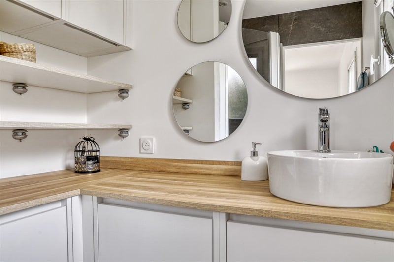 Salle de bains blanche et bois lumineuse à Crevin | Raison Home